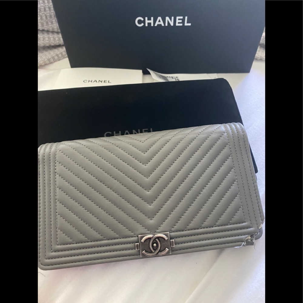 ✨AUTHENTIC Chanel boy bifold wallet✨